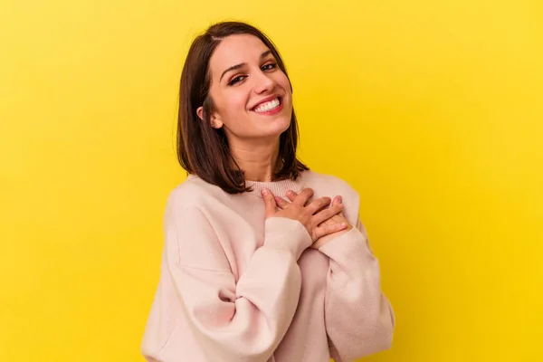 Mulher Caucasiana Jovem Isolado Fundo Amarelo Tem Expressão Amigável Pressionando — Fotografia de Stock