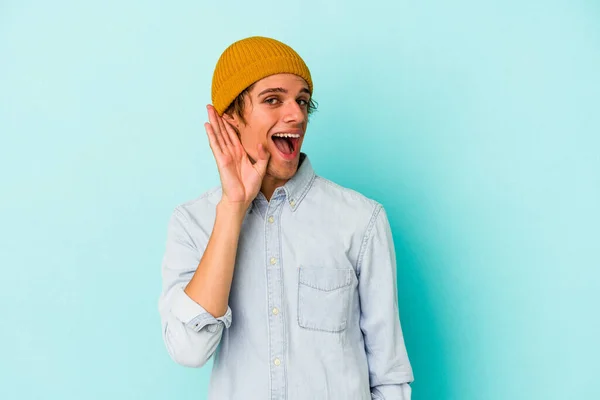 Jovem Caucasiano Com Maquiagem Isolada Fundo Azul Tentando Ouvir Uma — Fotografia de Stock