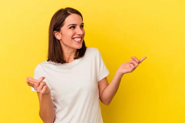 Giovane Donna Caucasica Isolata Sfondo Giallo Gioioso Ridere Molto Concetto — Foto Stock