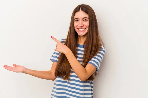 Joven Mujer Caucásica Aislada Sobre Fondo Blanco Excitada Sosteniendo Espacio — Foto de Stock