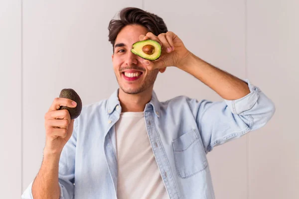 Joven Mestizo Sosteniendo Aguacates Cocina — Foto de Stock