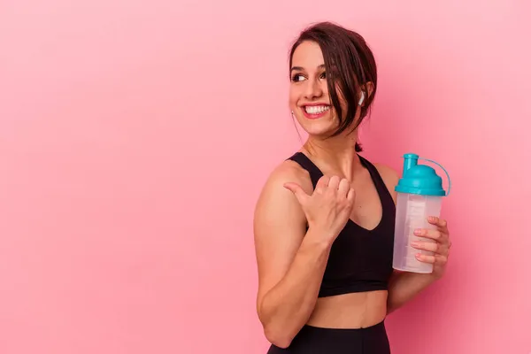 Jonge Blanke Vrouw Drinken Van Een Eiwit Shake Geïsoleerd Roze — Stockfoto