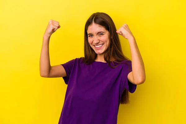 Giovane Donna Caucasica Isolata Sfondo Giallo Tifo Spensierato Eccitato Concetto — Foto Stock