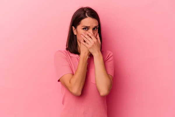 Mujer Joven Caucásica Aislada Sobre Fondo Rosa Cubriendo Boca Con —  Fotos de Stock