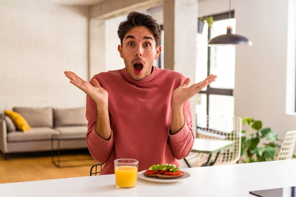 Joven Hombre Raza Mixta Desayunando Cocina Sorprendido Sorprendido — Foto de Stock