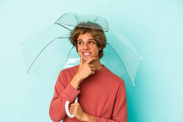 Jonge Blanke Man Met Make Houden Paraplu Geïsoleerd Blauwe Achtergrond — Stockfoto