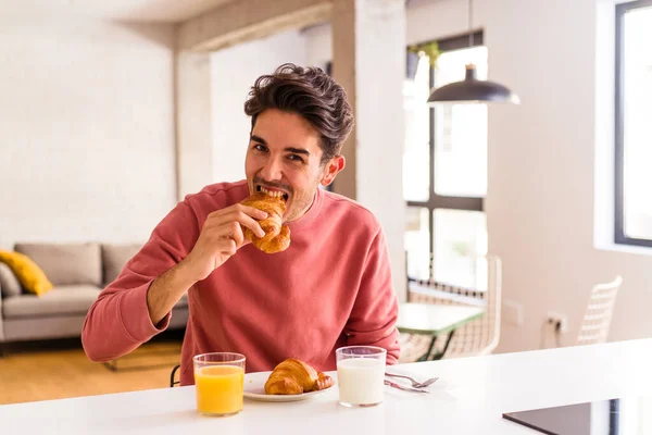 Hombre Joven Raza Mixta Comiendo Croissant Una Cocina Mañana — Foto de Stock