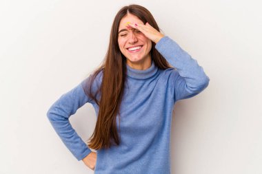 Beyaz arka planda izole edilmiş beyaz bir kadın neşeli bir şekilde gülüyor. Mutluluk kavramı.