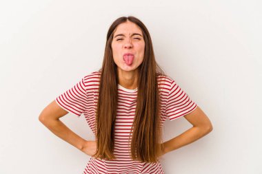 Beyaz arka planda izole edilmiş beyaz bir kadın. Komik ve dost canlısı bir dil uzatıyor..