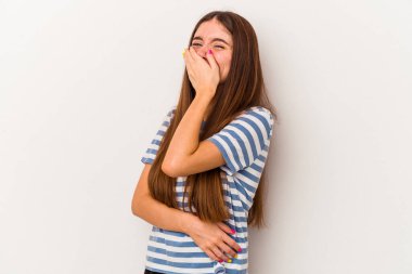 Beyaz arka planda izole edilmiş genç beyaz kadın gülüyor, kaygısız, doğal duygu..