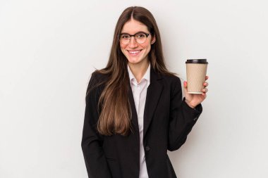 Beyaz arka planda izole edilmiş, mutlu, güler yüzlü ve neşeli bir kahve taşıyan beyaz iş kadını..