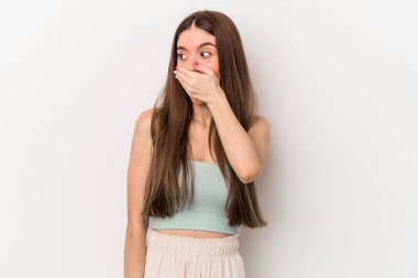 Beyaz arka planda izole edilmiş beyaz tenli genç bir kadın. Ağzını eliyle kapatan bir fotokopi odasına bakıyor..