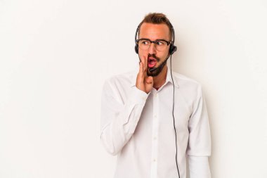 Beyaz arka planda izole edilmiş dövmeleri olan beyaz pazarlamacı genç adam gizli bir sıcak fren haberi veriyor ve yan bakıyor.