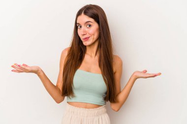 Beyaz arka planda soyutlanmış beyaz bir kadın sorgulama sırasında omuz silkiyor ve şüphe duyuyor..