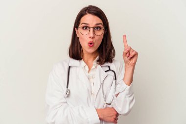 Beyaz arka planda izole edilmiş genç bir doktor. Yaratıcılık kavramı ve harika bir fikri var..