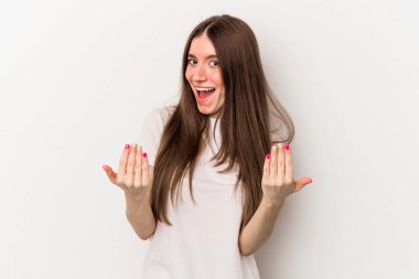 Beyaz arka planda izole edilmiş genç beyaz kadın sanki seni davet ediyormuş gibi seni işaret ediyor..