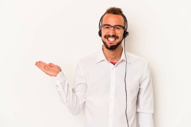 Beyaz arka planda dövmeleri olan beyaz tenli beyaz pazarlamacı avucunun içinde bir fotokopi alanı olduğunu ve belinde başka bir el tuttuğunu gösteriyor..