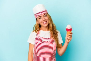 Kafkasyalı dondurma üreticisi kadın elinde dondurma tutuyor mavi arka planda izole edilmiş mutlu, güler yüzlü ve neşeli.