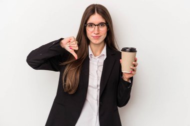 Beyaz arka planda izole edilmiş kahve içen Kafkasyalı genç bir iş kadını, hoş olmayan bir jest gösteriyor, kabul etmiyor. Anlaşmazlık konsepti.