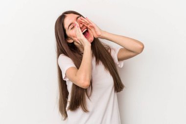 Beyaz arka planda izole edilmiş beyaz bir kadın heyecanlı bir şekilde bağırıyor..