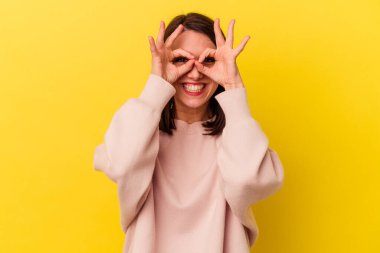 Sarı arka planda izole edilmiş beyaz bir kadın heyecanlı..