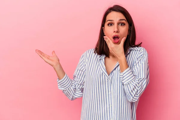 Joven Mujer Caucásica Aislada Sobre Fondo Rosa Sostiene Espacio Copia —  Fotos de Stock