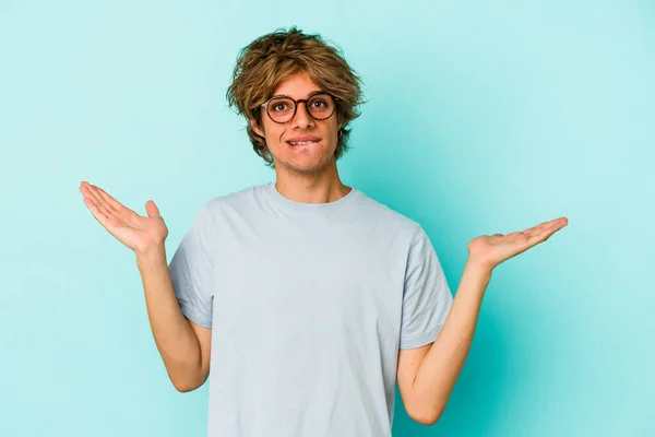 Jonge Blanke Man Met Make Geïsoleerd Blauwe Achtergrond Verward Twijfelachtige — Stockfoto