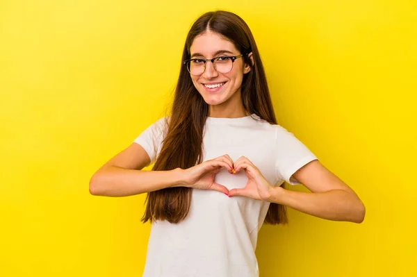 Mulher Branca Jovem Isolado Fundo Amarelo Sorrindo Mostrando Uma Forma — Fotografia de Stock