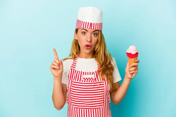 Fabricante Helados Caucásicos Mujer Sosteniendo Helado Aislado Sobre Fondo Azul —  Fotos de Stock