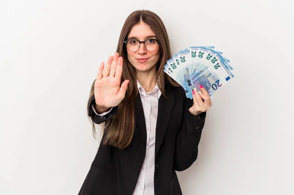 Jovem Mulher Negócios Caucasiana Segurando Notas Isoladas Fundo Branco Com — Fotografia de Stock