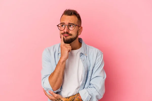 Jovem Caucasiano Com Tatuagens Isoladas Fundo Rosa Contemplando Planejando Uma — Fotografia de Stock