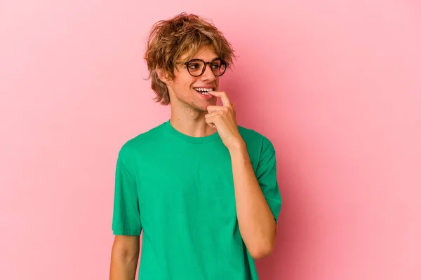 Jonge Blanke Man Met Make Geïsoleerd Roze Achtergrond Ontspannen Denken — Stockfoto