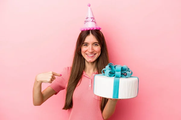 Junge Kaukasische Frau Feiert Geburtstag Isoliert Auf Rosa Hintergrund Person — Stockfoto