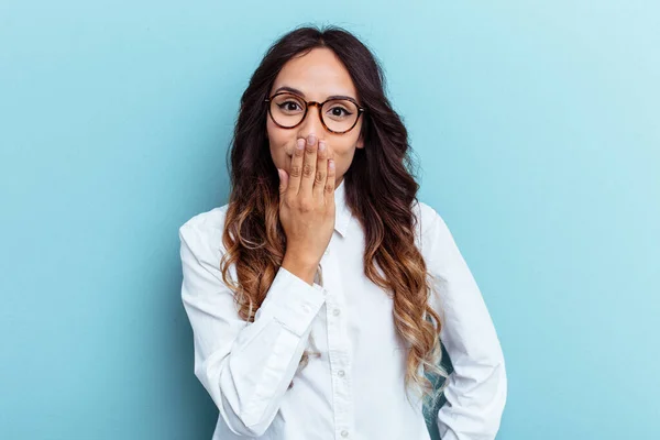 Jeune Femme Mexicaine Isolée Sur Fond Bleu Choquée Couvrant Bouche — Photo