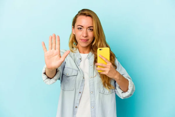 Vit Kvinna Som Håller Mobiltelefon Isolerad Blå Bakgrund Står Med — Stockfoto
