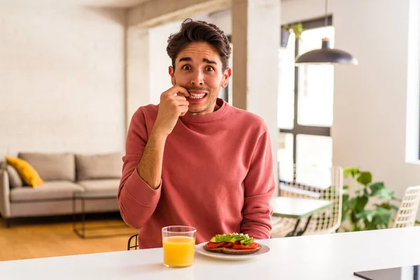 Joven Mestizo Desayunando Cocina Mordiéndose Las Uñas Nervioso Muy Ansioso — Foto de Stock