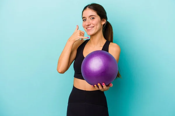 Jonge Blanke Fitness Vrouw Met Een Bal Geïsoleerd Blauwe Achtergrond — Stockfoto