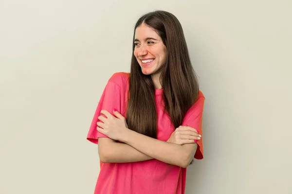 Mujer Joven Caucásica Aislada Sobre Fondo Amarillo Sonriendo Confiada Con —  Fotos de Stock