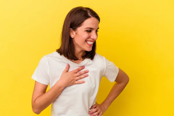 Jonge Blanke Vrouw Geïsoleerd Gele Achtergrond Lachen Houden Handen Het — Stockfoto