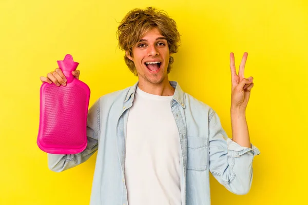 Ung Kaukasisk Man Med Makeup Håller Varm Påse Vatten Isolerad — Stockfoto