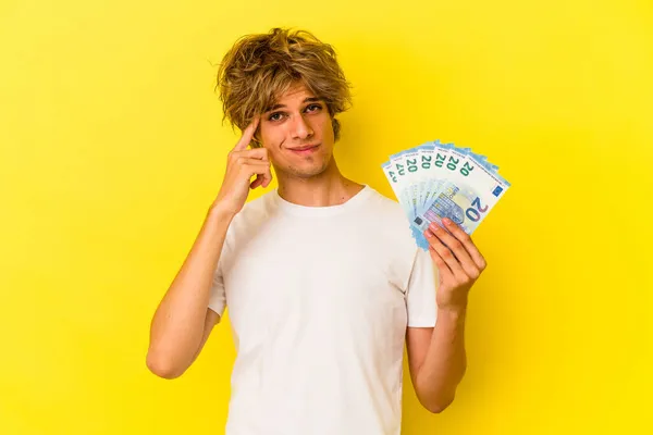 Junger Kaukasischer Mann Mit Make Der Geldscheine Auf Gelbem Hintergrund — Stockfoto