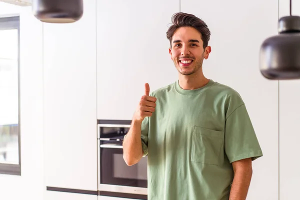 Joven Hombre Raza Mixta Cocina Sonriendo Levantando Pulgar — Foto de Stock