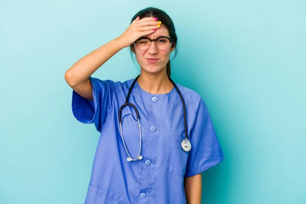 Jovem Enfermeira Caucasiana Isolada Fundo Azul Sendo Chocada Ela Lembrou — Fotografia de Stock