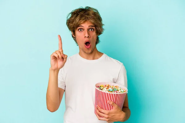 Junge Kaukasische Mann Mit Make Hält Popcorn Isoliert Auf Blauem — Stockfoto