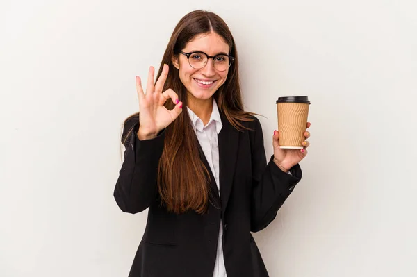 Jonge Kaukasische Zakenvrouw Die Een Afhaalkoffie Geïsoleerd Witte Achtergrond Vrolijk — Stockfoto