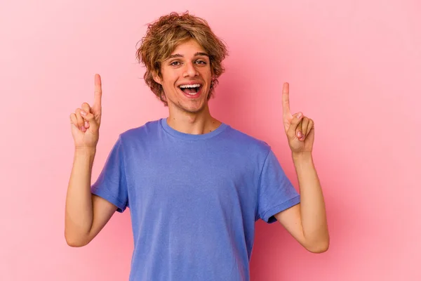 Jonge Blanke Man Met Make Geïsoleerd Roze Achtergrond Geeft Met — Stockfoto