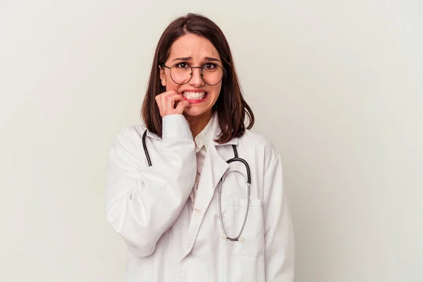 Młody Lekarz Kaukaski Kobieta Izolowane Białym Tle Obgryzanie Paznokcie Nerwowy — Zdjęcie stockowe