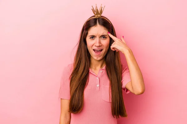 Jonge Kaukasische Vrouw Dragen Kroon Geïsoleerd Roze Achtergrond Tonen Een — Stockfoto