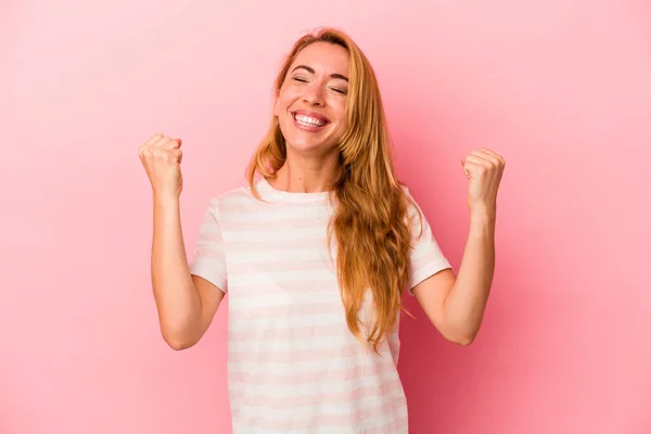 Blanke Blonde Vrouw Geïsoleerd Roze Achtergrond Vieren Van Een Overwinning — Stockfoto