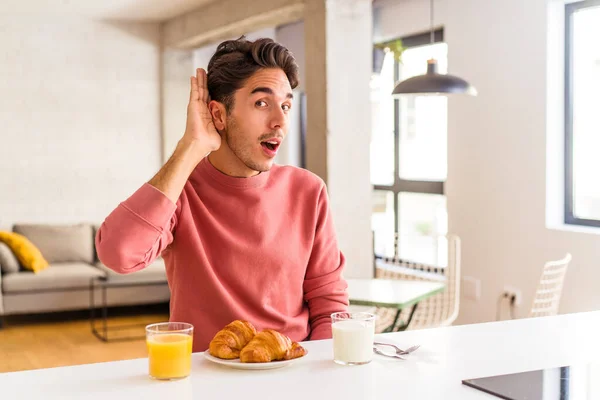 Tânăr Rasă Mixtă Care Micul Dejun Într Bucătărie Dimineața Încercând — Fotografie, imagine de stoc